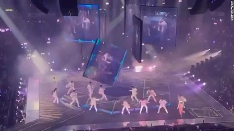 Aksi boyband Hongkong, Mirror, berujung celaka karena layar raksasa menimpa mereka dan para penari latar saat menampilkan pertunjukan live